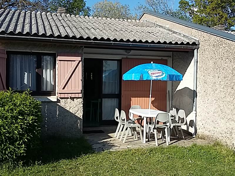 Gîte 7 personnes-vue de l'extérieur et terrasse