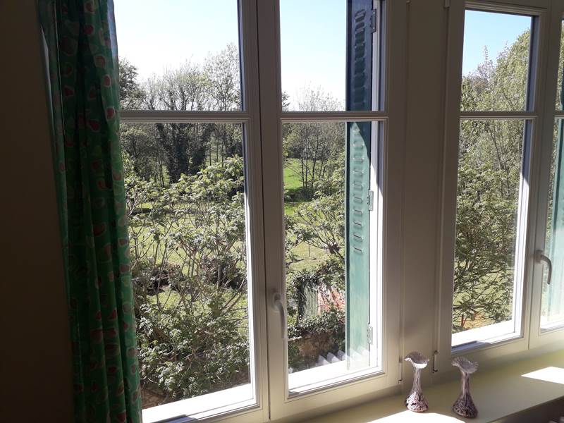 Chambre d'hôtes suite aux glycines. Vue sur le jardin