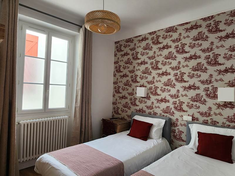 Chambre lits jumeaux au cœur de Biarritz