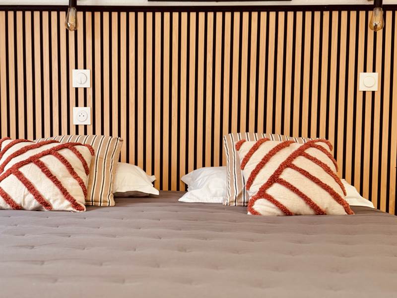 lit-180-chambre-accessible-hotel-le-nid-argeles-sur-mer.webp