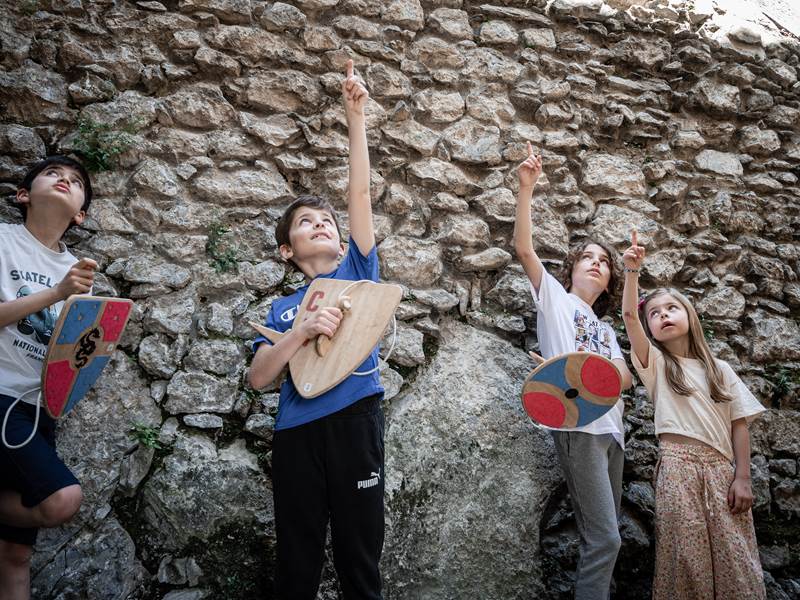Chateau-fort-Lourdes-visite-Pyrénées-jeu-enfant