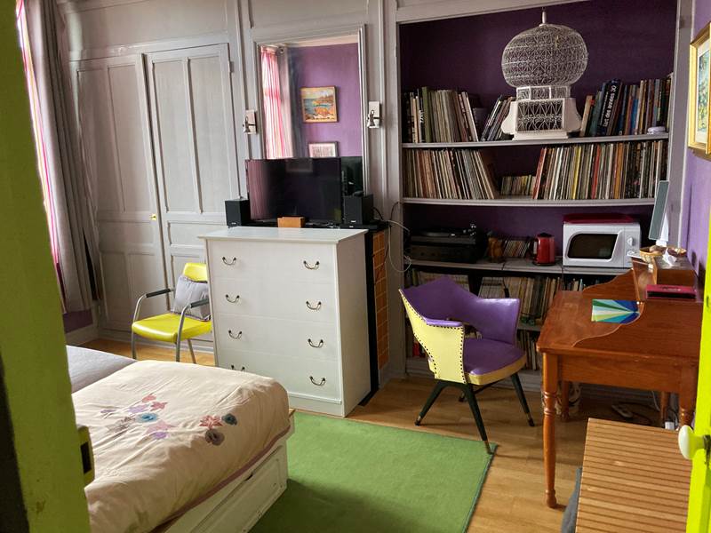 Vu de la chambre lits jumeaux du bureau et télé