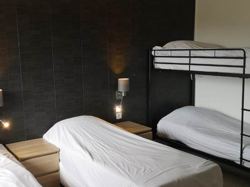HÔTEL-RESTAURANT-LE-CHEVAL-BLANC-Chambre-quadruple-lit-superposé