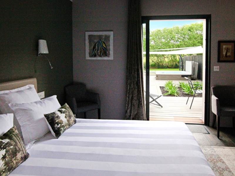 Chambre Cocoon équipée PMR avec Jacuzzi extérieur privatif