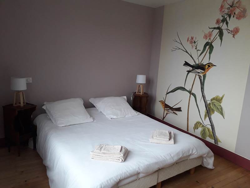 Deuxième chambre du gîte avec un grand lit