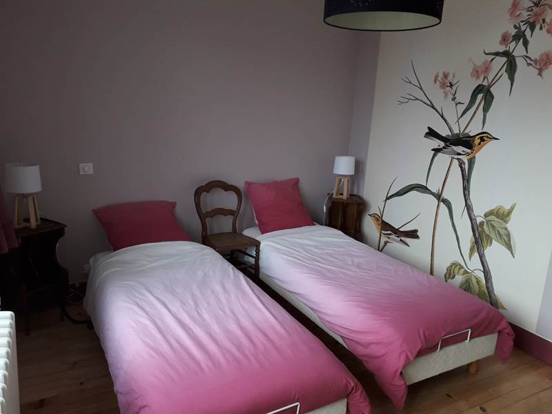 Deuxième chambre du gîte avec 2 petits lits