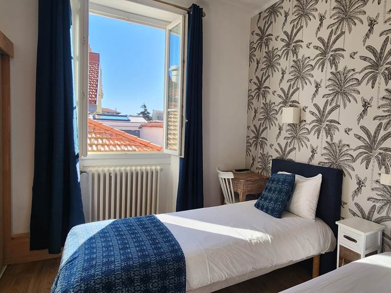 Chambre lits jumeaux au cœur de Biarritz