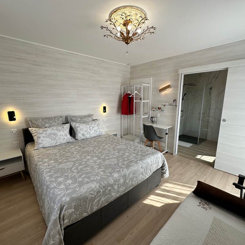 Chambre avec salle de bains privative