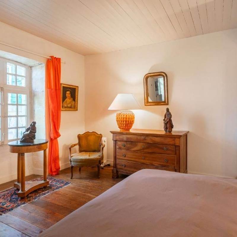 chambre-lit-queen-size-charente-maritime