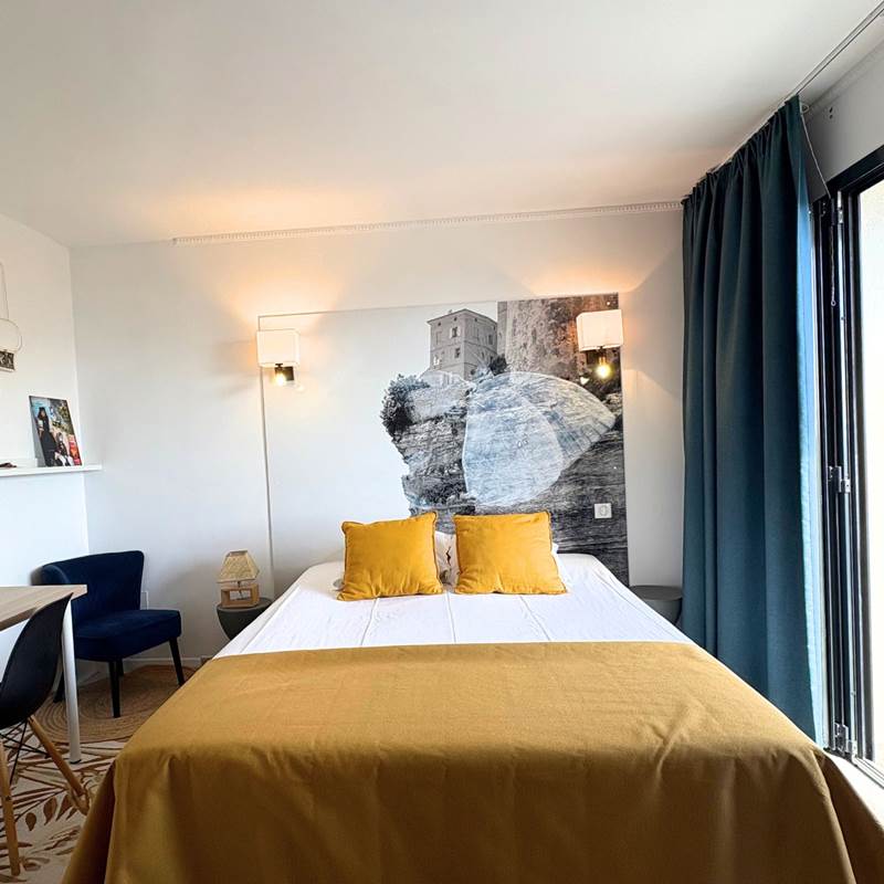 Chambre d'hôtes en Corse, suite terrasse vue mer avec chambre parentale et chambre d'enfants