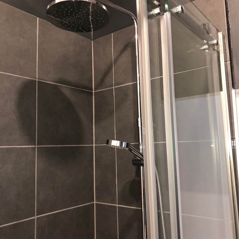 La douche avec pommeau pluie
