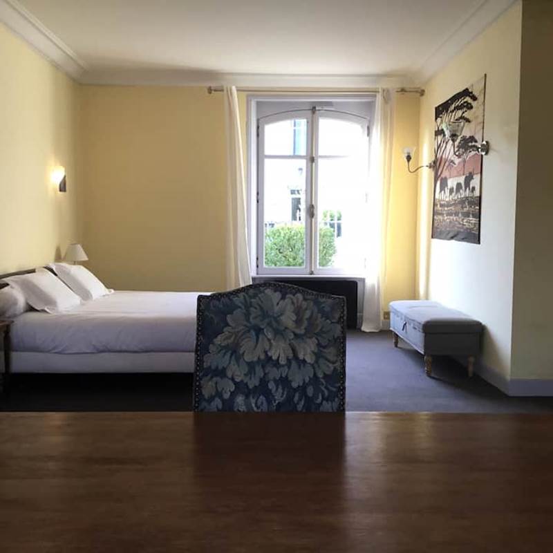 Cirsé : magnifique chambre avec bureau et lit king size