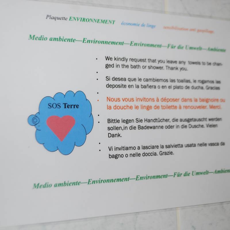 Affiche éco-responsable dans chaque salle d'eau Le Ranch des Lacs