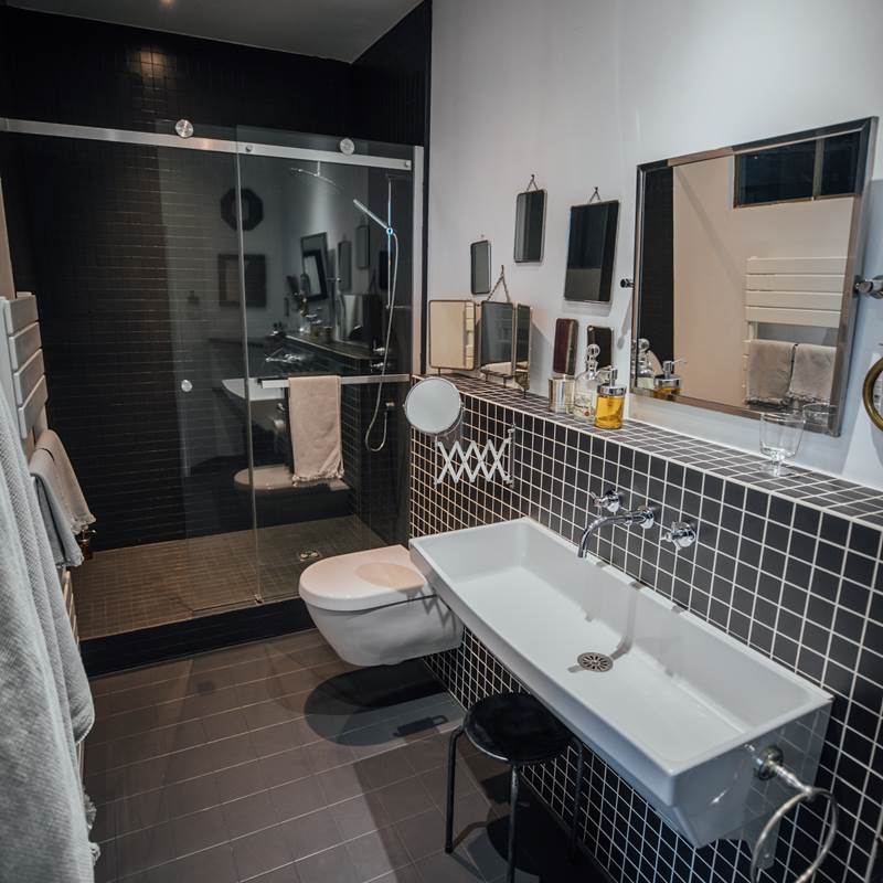 La salle de bain de la chambre l'imprimeur