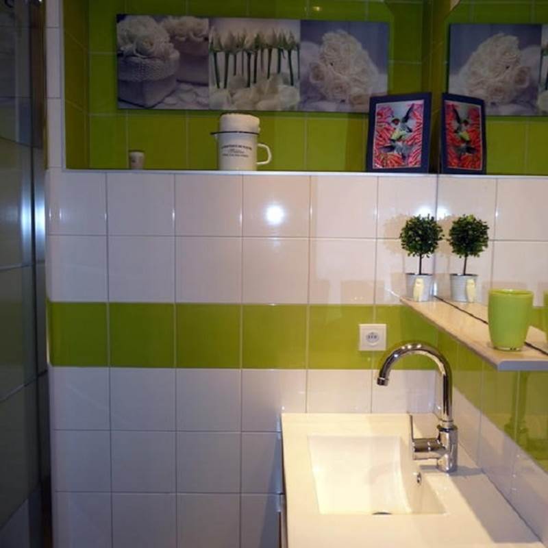 Salle d'eau avec cabine de douches, vasque, sèche serviettes, sèche cheveux, articles de toilette.