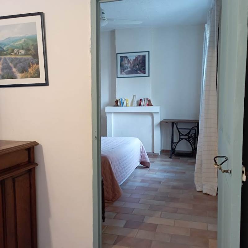 Entrée de la chambre dans appartement Verveine