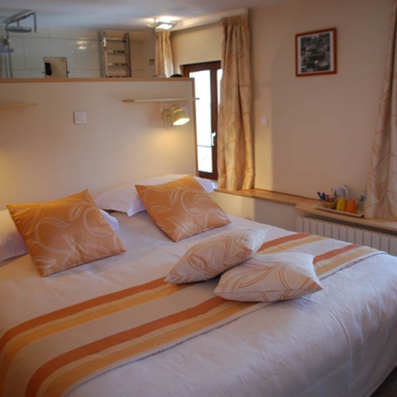 chambre Guimbelot au Ranch des Lacs lit de 1,80m x 2,00m vue sur la nature