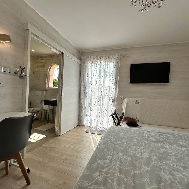 Chambre avec accès salle de bains par une porte coulissante