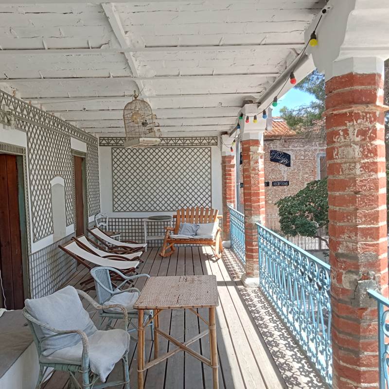 Le Mas Palegry chambres d'hôtes Perpignan - La terrasse exposée sud avec ses croisillons
