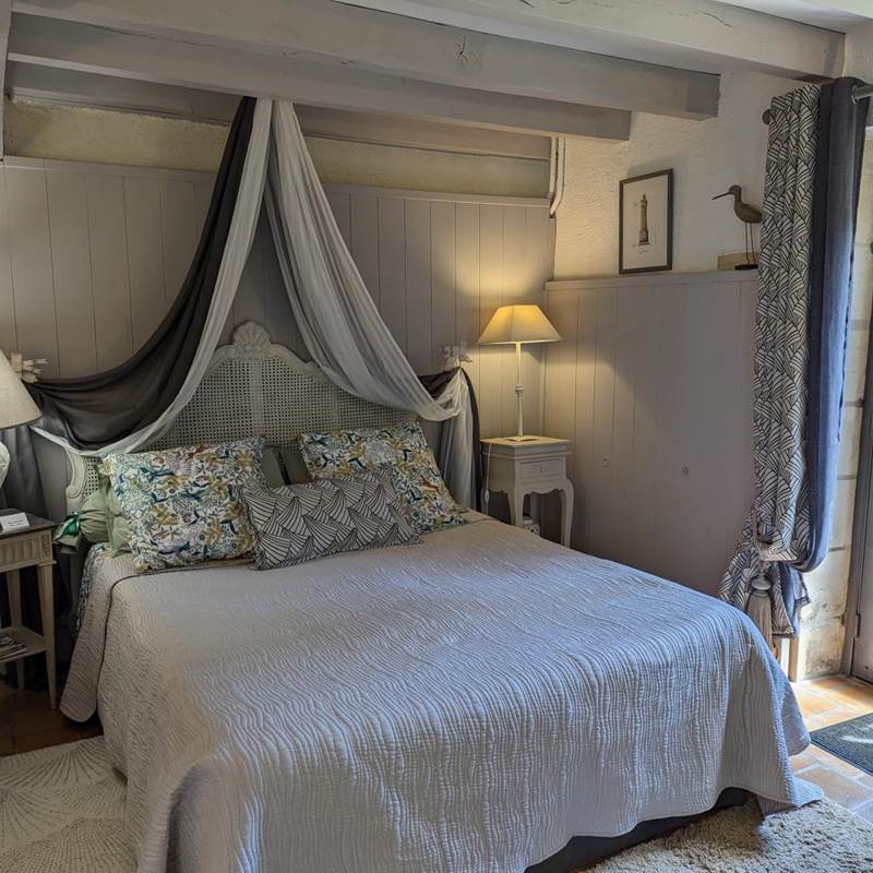 Moulin-Rouhaud-Suite-familiale-Ancolie-agapanthe-lit-queen-size