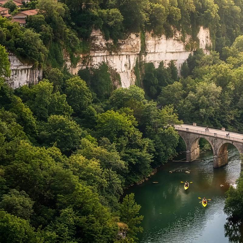 Canoë-kayak dans les Gorges de l’Aveyron, sur la rivière près de Saint-Antonin-Noble-Val.-galerie