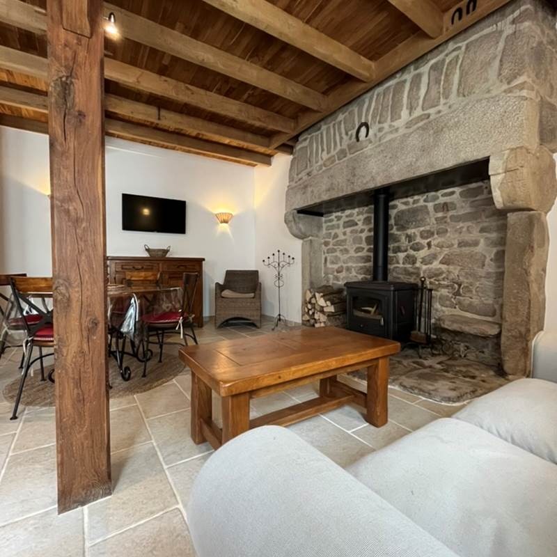 Coin canapé et TV connectée - Gîtes Vassivière Le Fer A Cheval