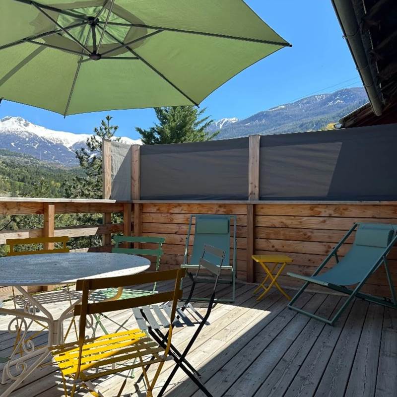 terrasse avec vue panoramique  petit-déjeuner en terrasse montagne  jardin ensoleillé avec hamac  repas en plein air gîte  maison typique des Alpes  hébergement avec jardin