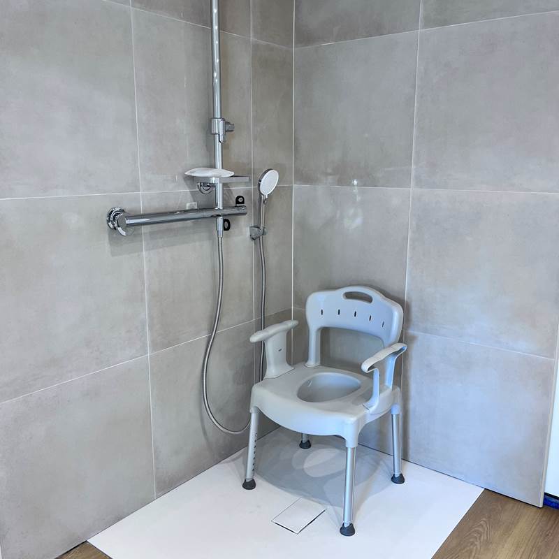 SDB 10 m2 avec douche et 2 lavabos dont 1 PMR et toilettes réhaussée