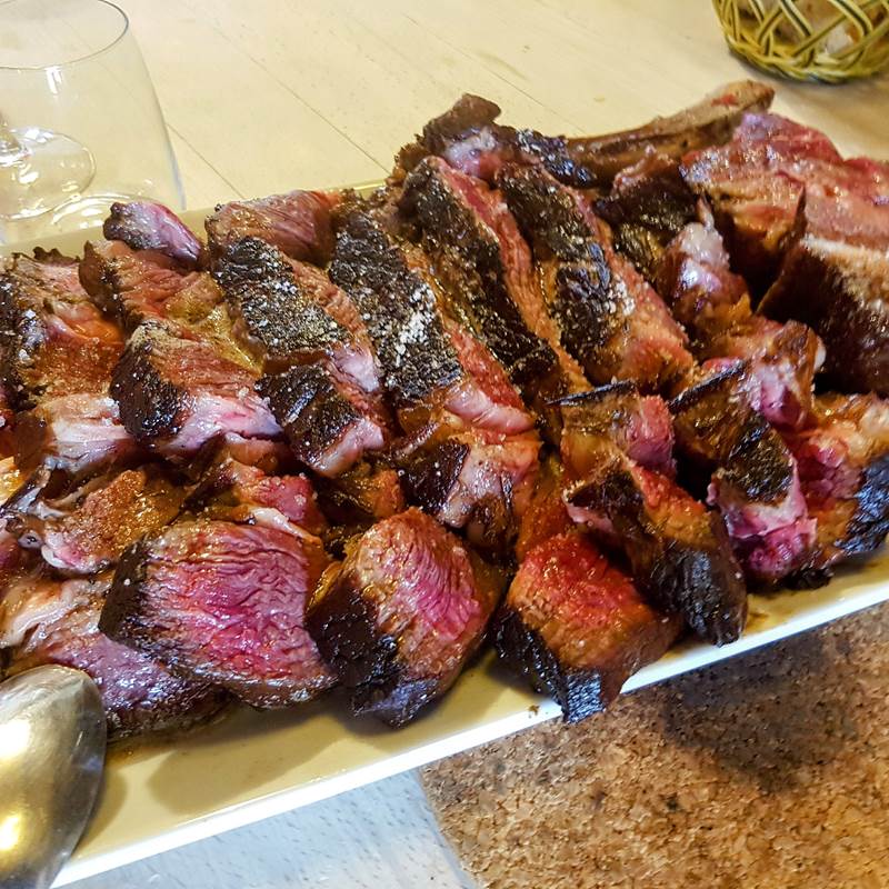 2016112Viande bovine de race limousine longue maturation sélectionnée par Hugues Burgalières notre artisan boucher depuis 1995. Le Ranch des Lacs