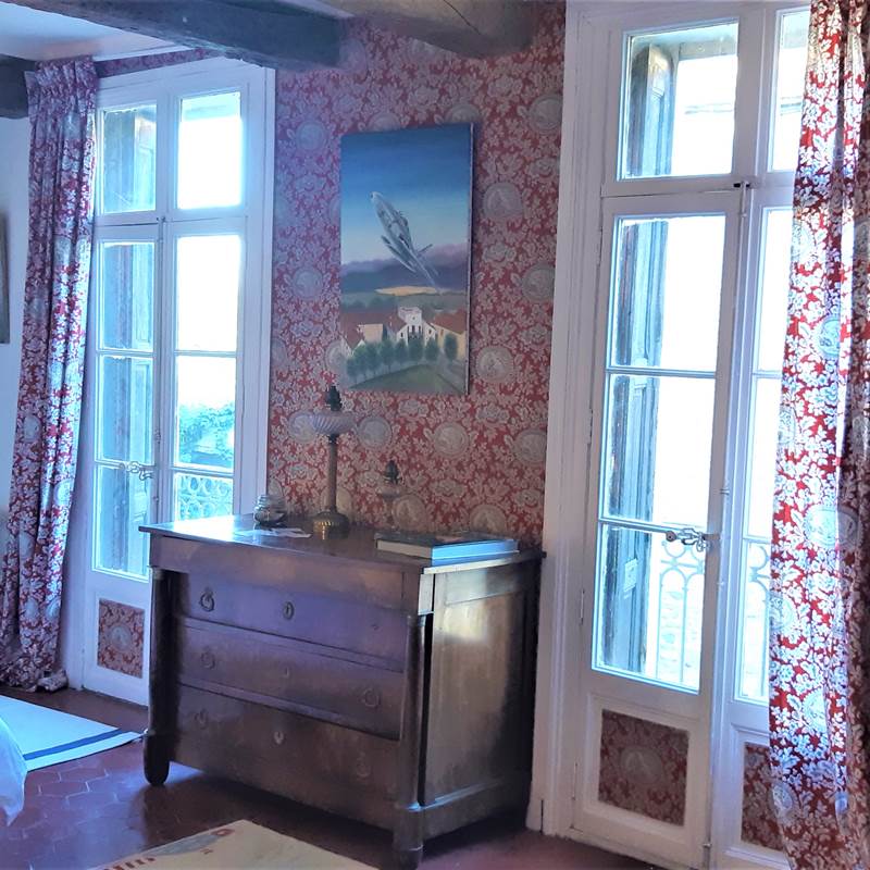 Le Mas Palegry chambres d'hôtes Perpignan - Chambre n°3 côté terrasse, un grand lit double et un lit simple. une cheminée et une salle de bain avec toilettes privative. Décor garanti début années 60. Sol en tomettes anciennes. Portes fenêtres sur mesure de 1870.