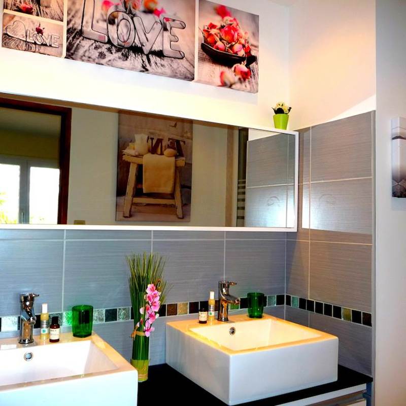 Deuxième salle de bain privative à l'extérieur de la chambre, 2 vasques, une grande cabine de douches, articles de toilettes, sèche serviettes, sèche cheveux.