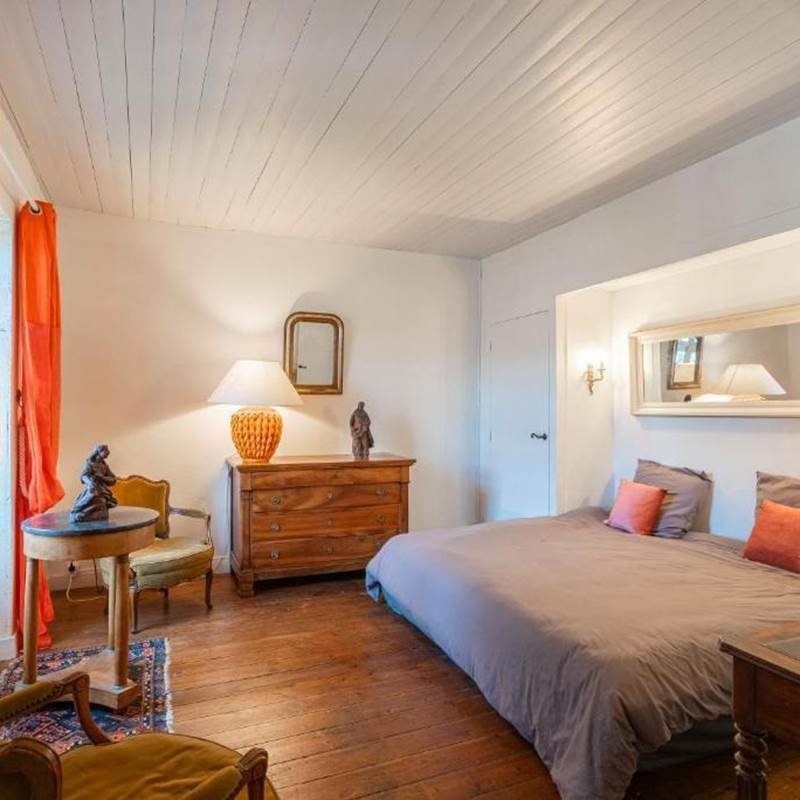 chambre-lit-queen-size-charente-maritime