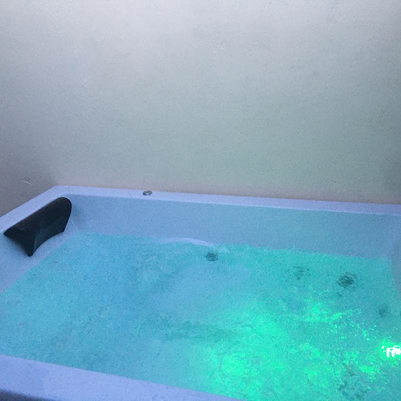 jacuzzy  privatif pour deux en exterieur  disponible d avril a octobre