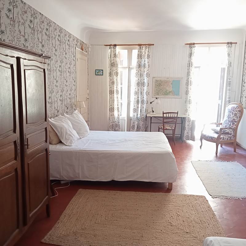 Le Mas Palegry chambres d'hôtes Perpignan - Chambre n°4 suite aux oiseaux une chambre parentale avec un lit double. Une chambre avec 3 lits simples, un grand bureau et une table en marbre. Une salle de bains