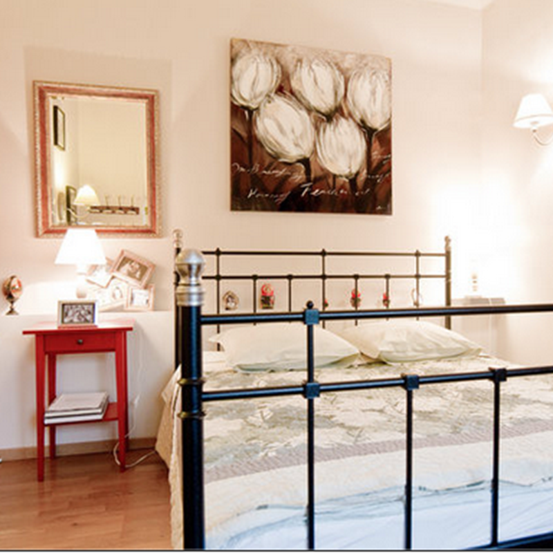 Chambre double confort, lit 160, bureau, Tv, wifi,  climatisation,  sdb et w.c privatifs en face la chambre. Salon détente en face la chambre avec plateau de courtoisie, bouilloire, micro-ondes.