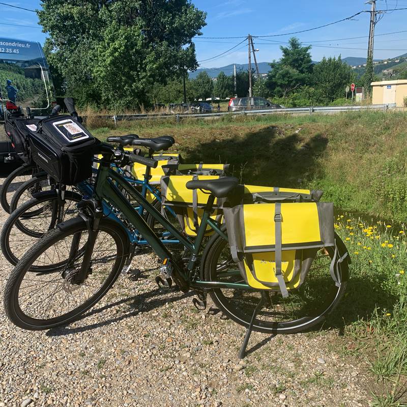 VTC musculaires avec sacoches arrières-galerie