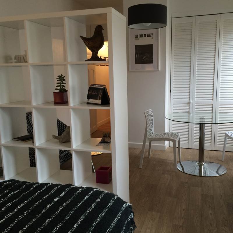 la kitchenette se cache derrière les portes,
