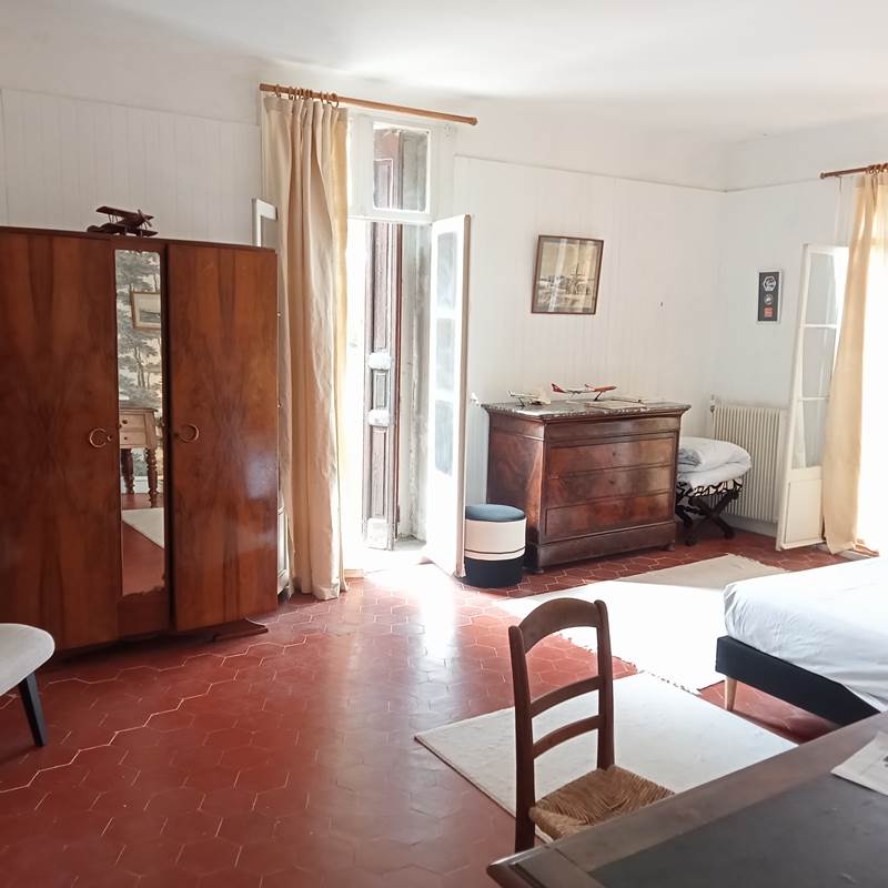 Le Mas Palegry chambres d'hôtes Perpignan - chambre n°2 côté jardin. Grande chambre très calme avec cheminée et un lit double très confortable, décor aéronautique, grande salle de bain privative avec une baignoire en fonte du 19 ème siècle.