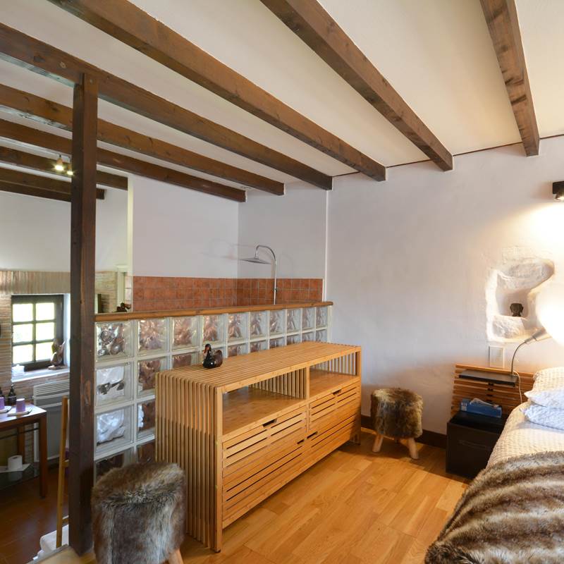 la chambre valere en sa douche en open space