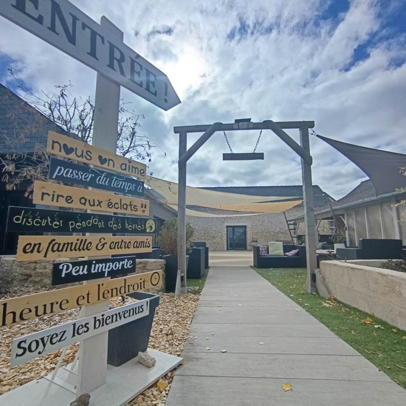 entree-hameau-des-deux-ailes