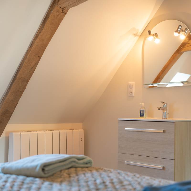 Coin lavabo dans la chambre de l'étage - gîte du Cygne