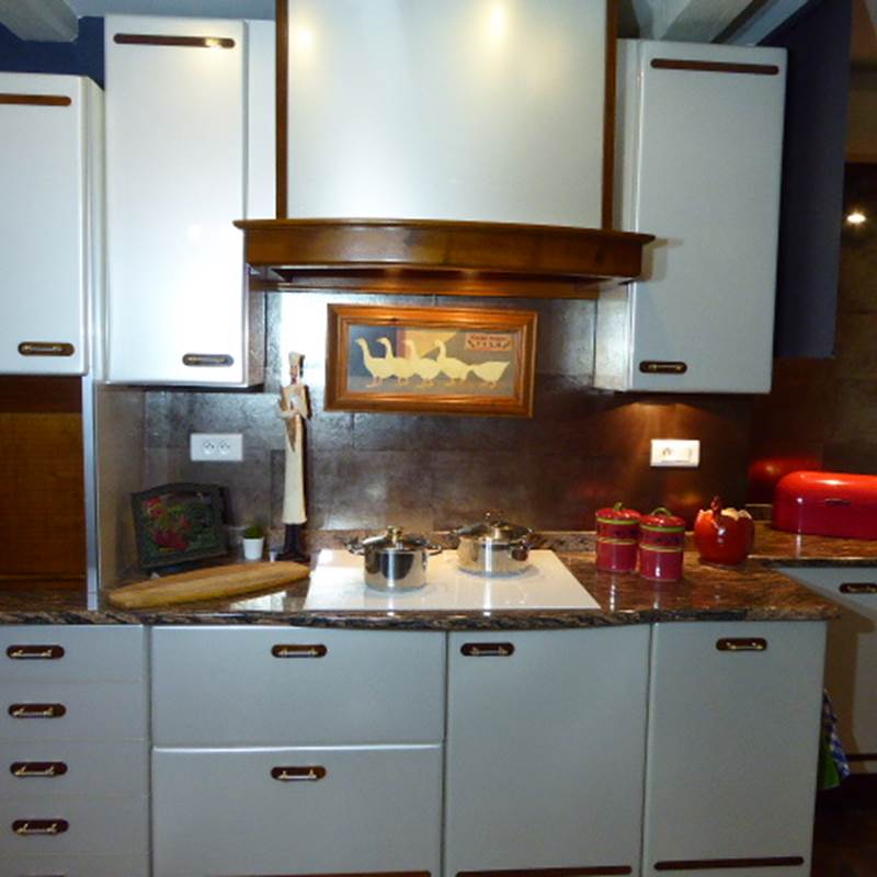 Grande cuisine équipée au rez-de-chaussée