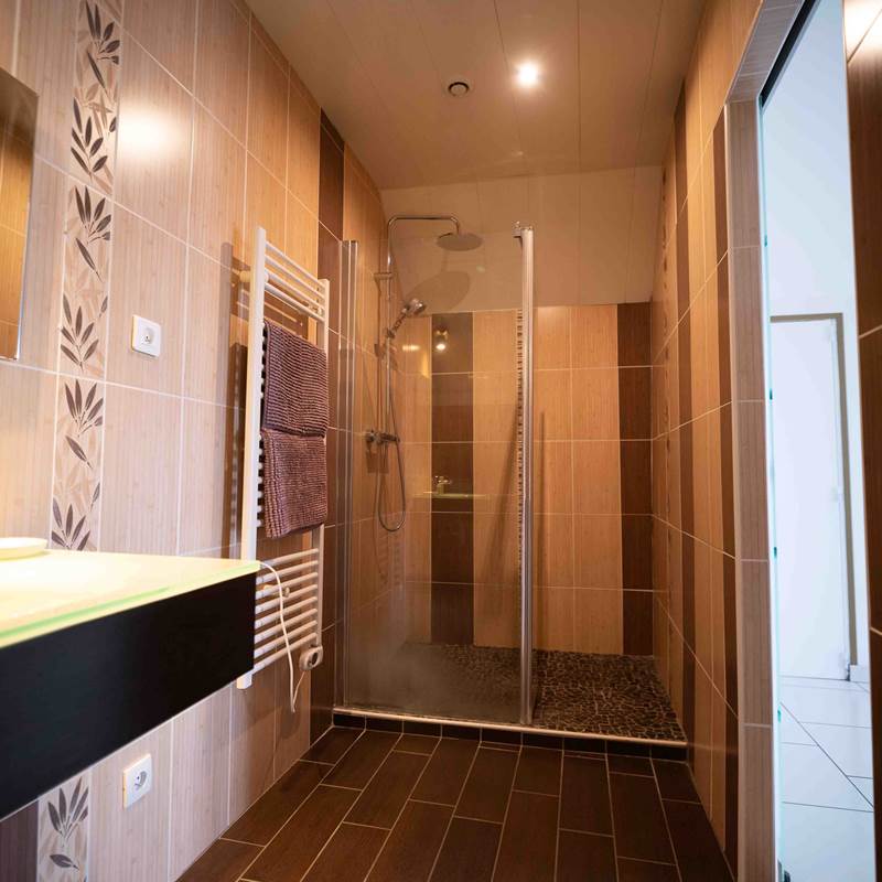 SDB avec douche  à l'étage