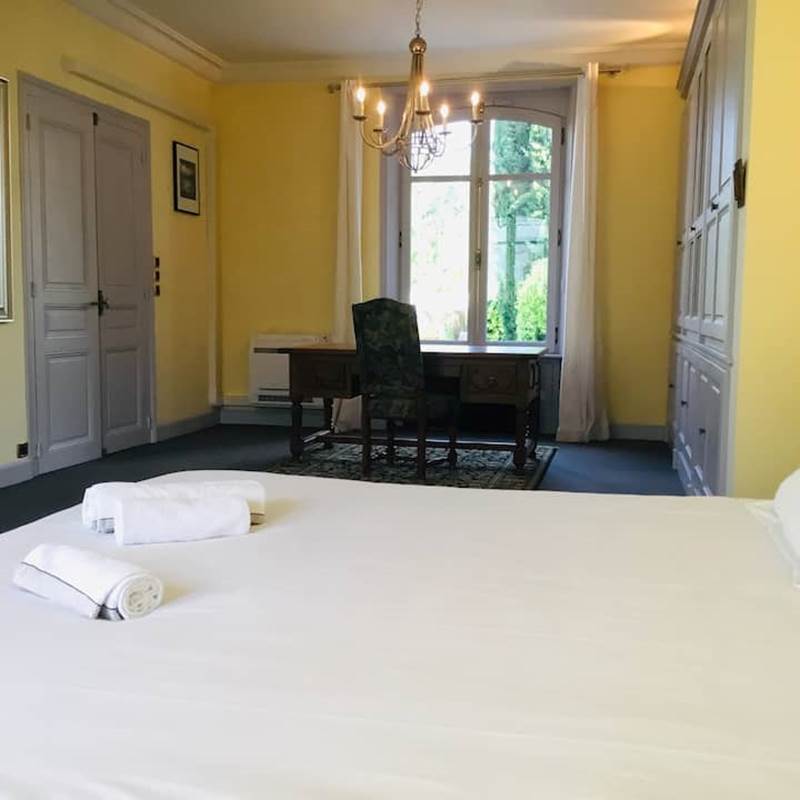 Cirsé: chambre traversante de 30m2, lit King size au RDC