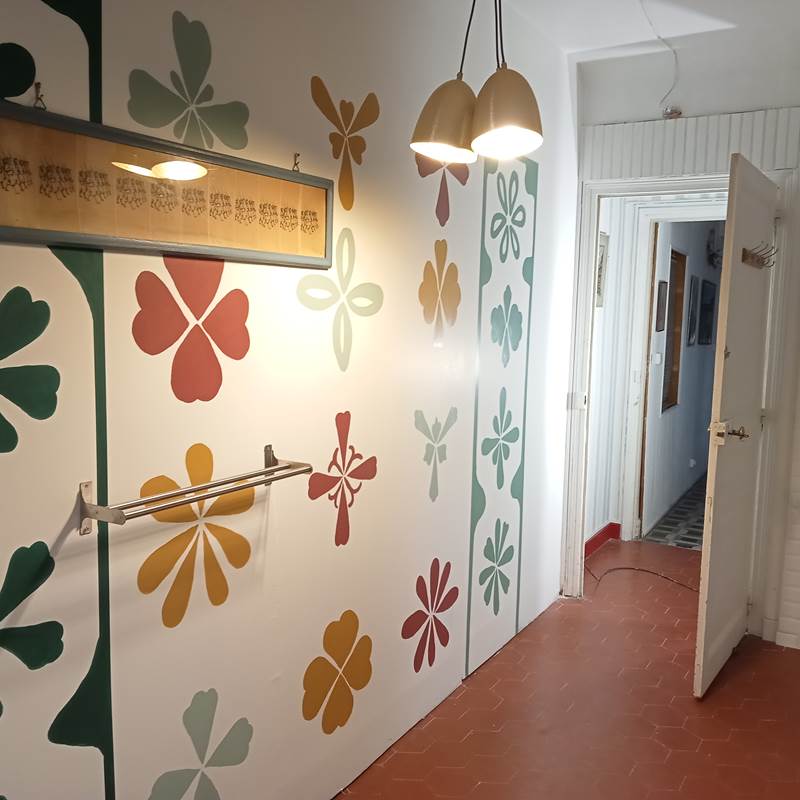 Le Mas Palegry chambres d'hôtes Perpignan - chambre n°2 côté jardin. Grande chambre très calme avec cheminée et un lit double très confortable, décor aéronautique, grande salle de bain privative avec une baignoire en fonte du 19 ème siècle. Vous pouvez admirer la fresque réalisée par Maylis Noetinger