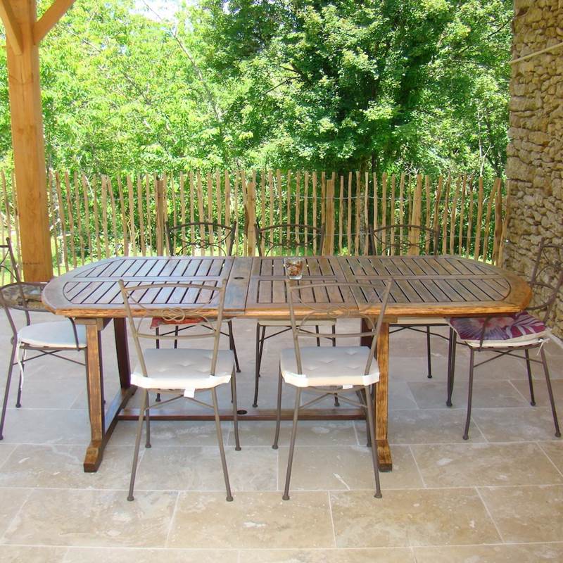 table sous le auvant