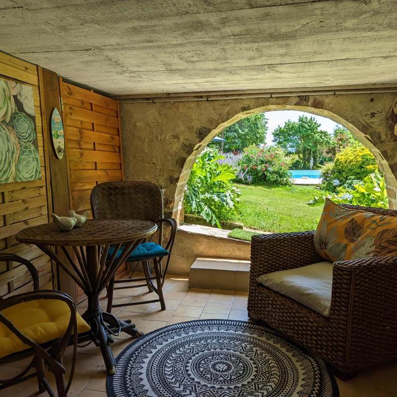 Moulin-Rouhaud-Suite-familiale-Ancolie-agapanthe-salon-de-jardin