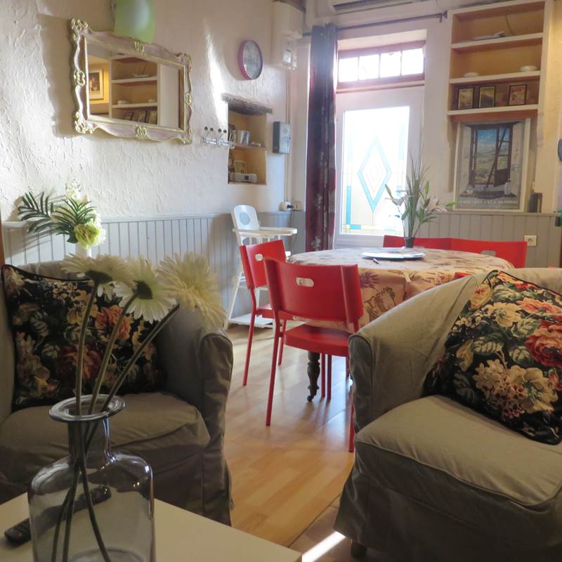 Coin salon, tv, lecteur dvd, canapé, fauteuils, climatisation.