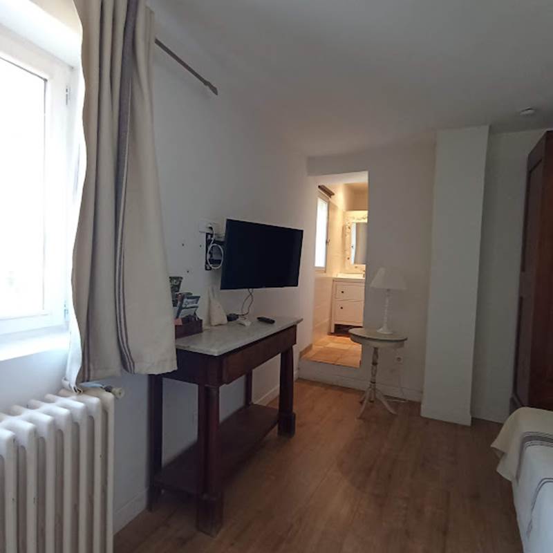 Télévision dans la chambre appartement isle sur la sorgue