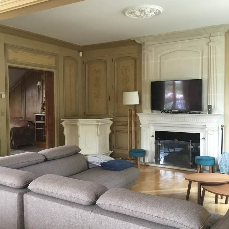 Salon avec grande TV et cheminée